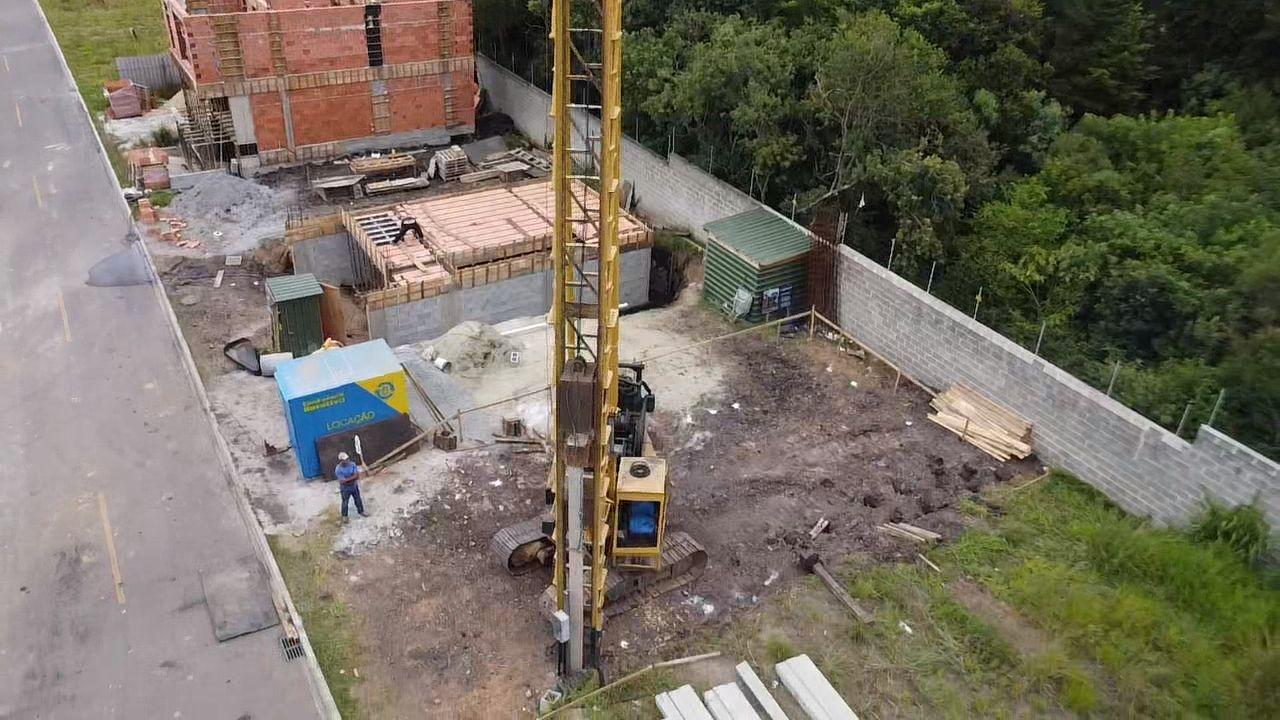 Vista aérea de bate-estacas em canteiro de obra